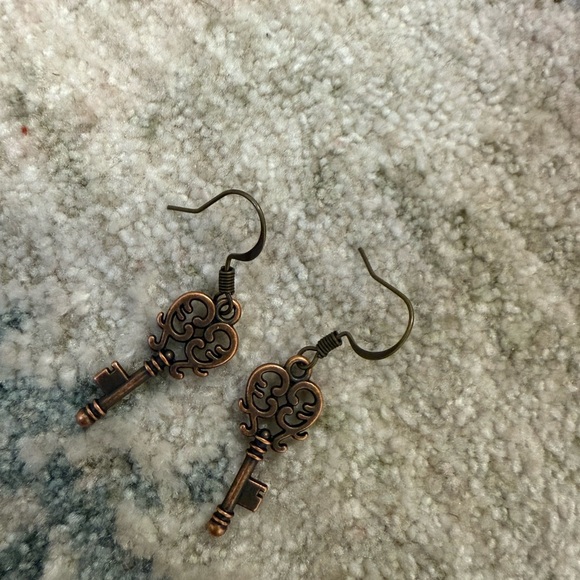 Vintage Key Design Earrings - Picture 4 of 4